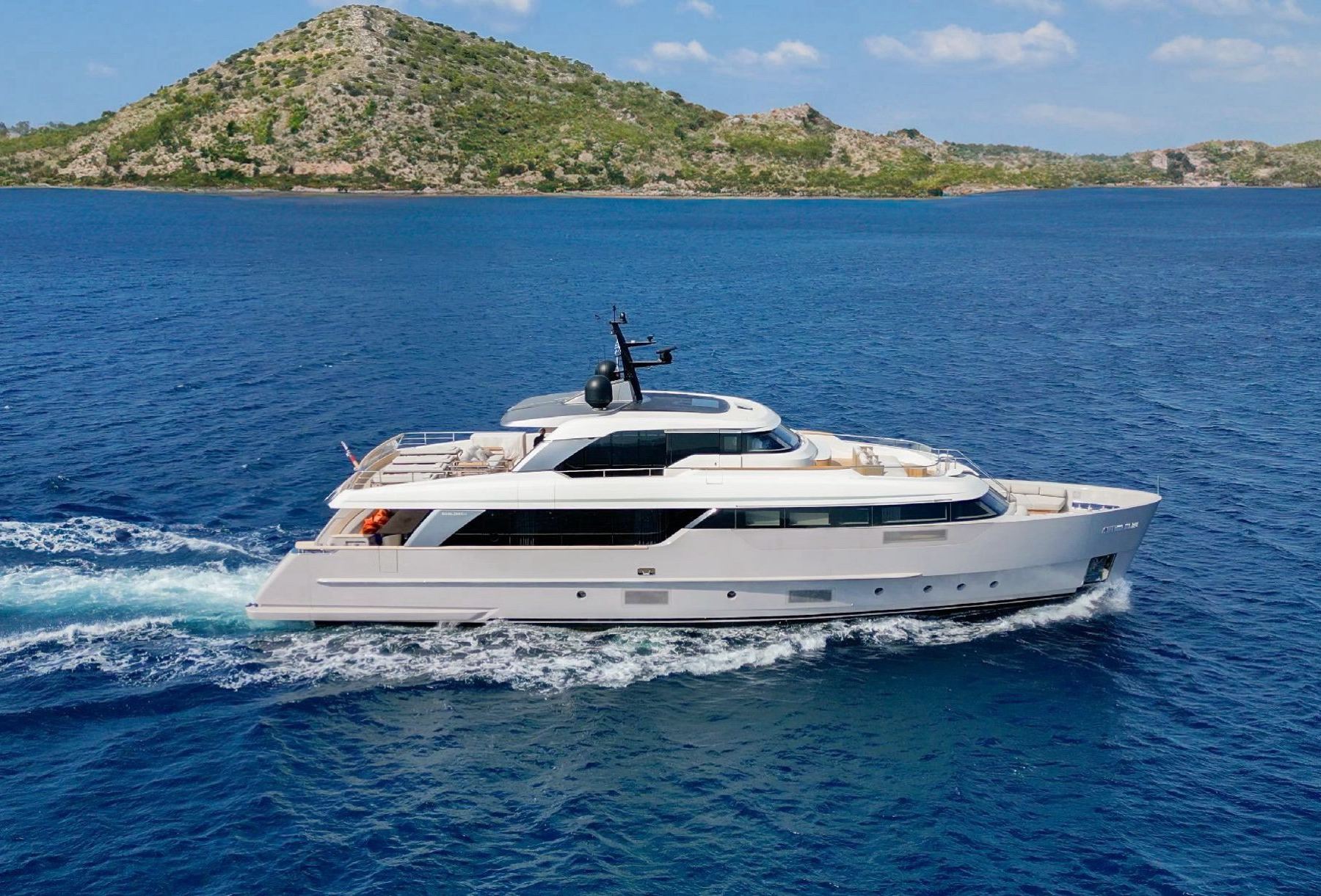 FLORI exterior profile cruising