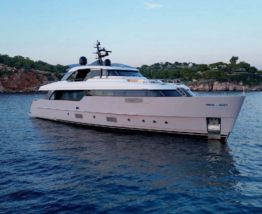 Bow profile at anchor