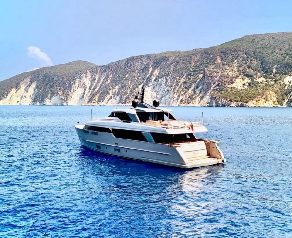 Stern quarter at anchor