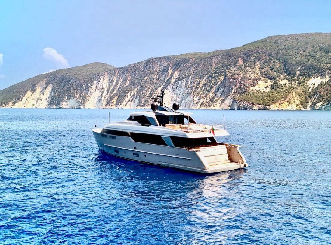 FLORI stern quarter at anchor