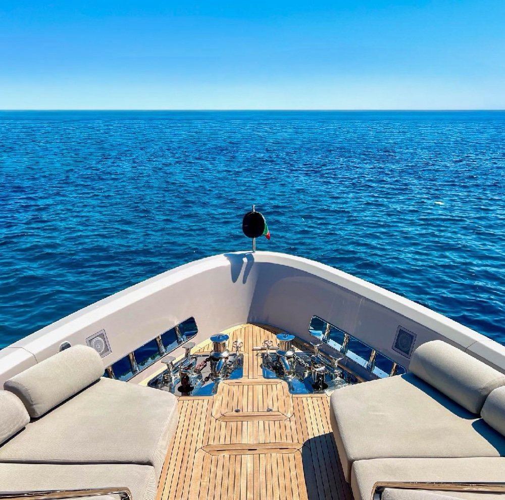 Foredeck bow seating and sun pads