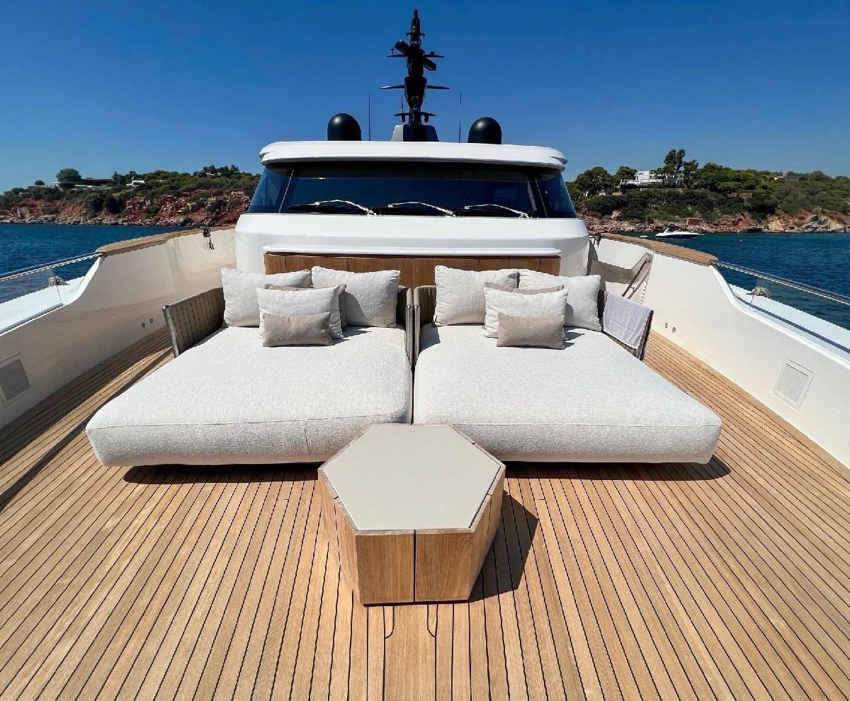 Foredeck sun pads and table