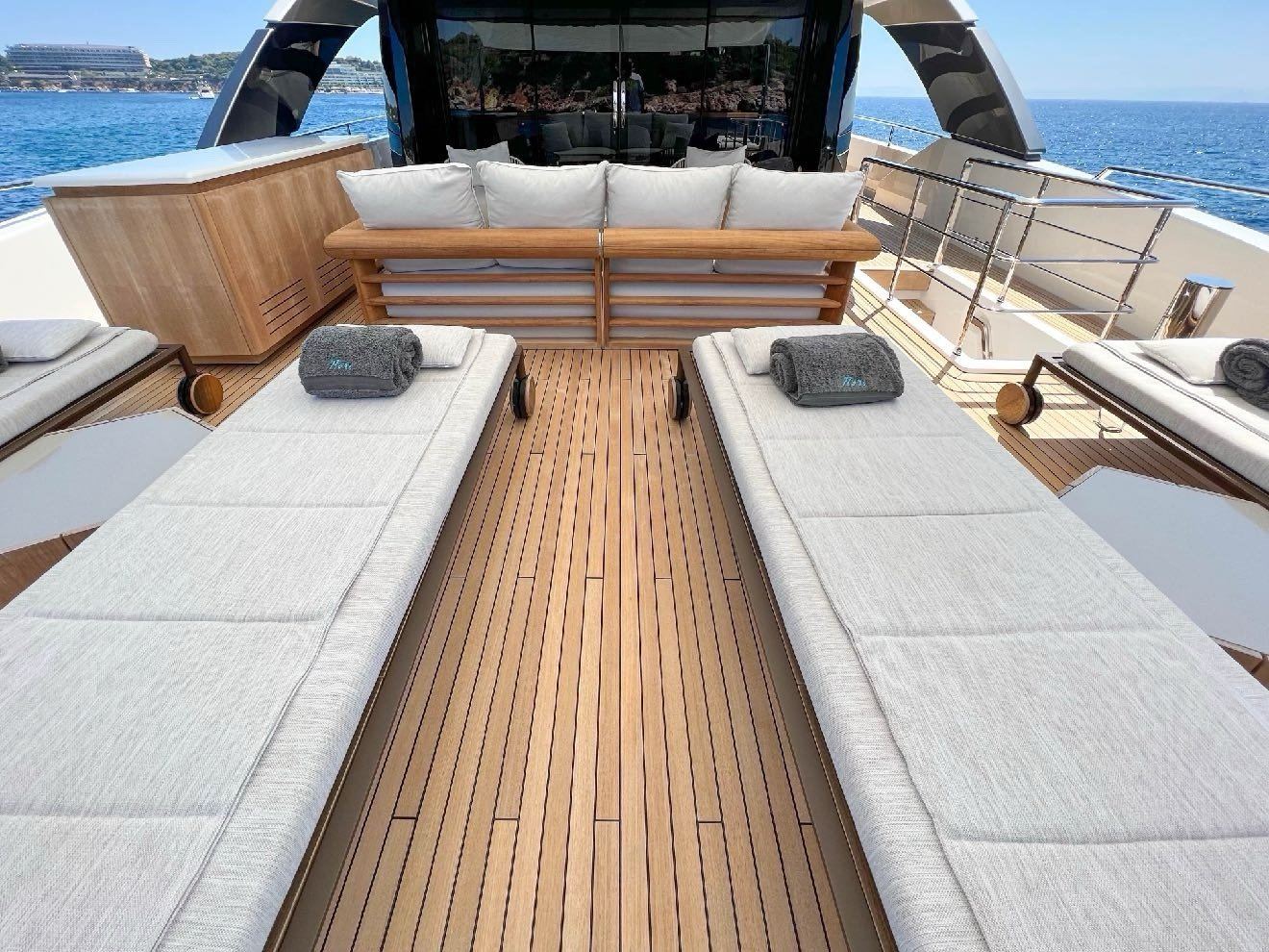 Flybridge sun loungers and sofa