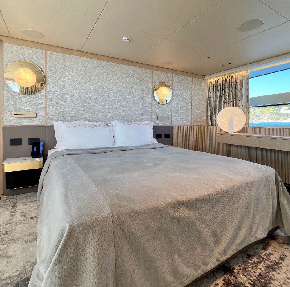 Master cabin with sea view