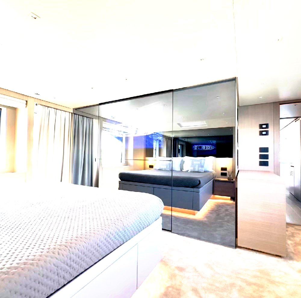 Master cabin with mirrored bulkhead