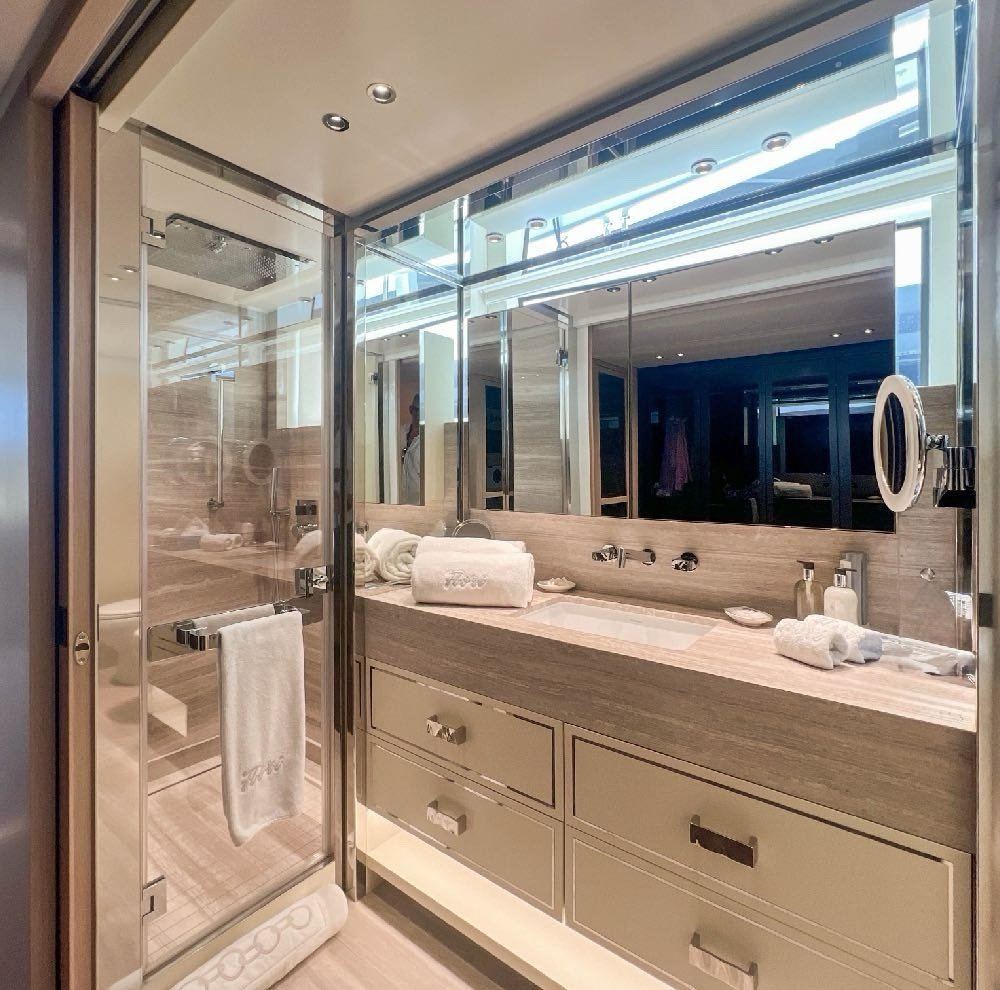 Master en-suite bathroom